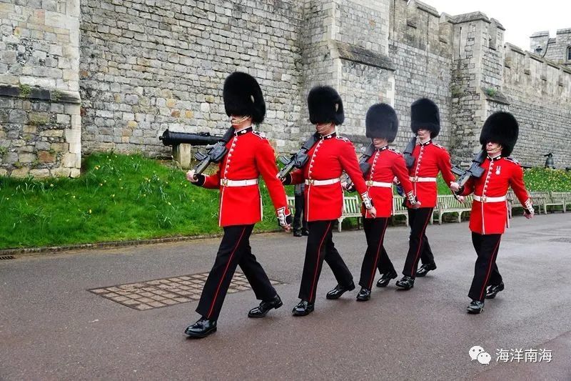 发现有英国皇家卫队在女王宫殿前站岗.