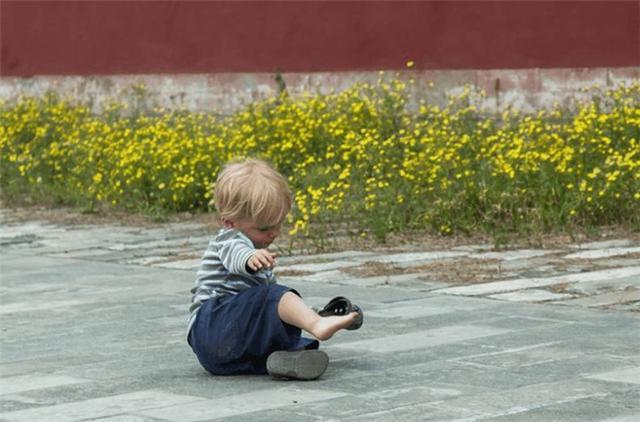 孩子走路总爱摔跤?可不单是调皮的事,这个原因宝妈要