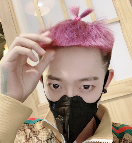 佳帅过21岁生日收到上百位女粉丝的祝福女朋友看着不生气吗