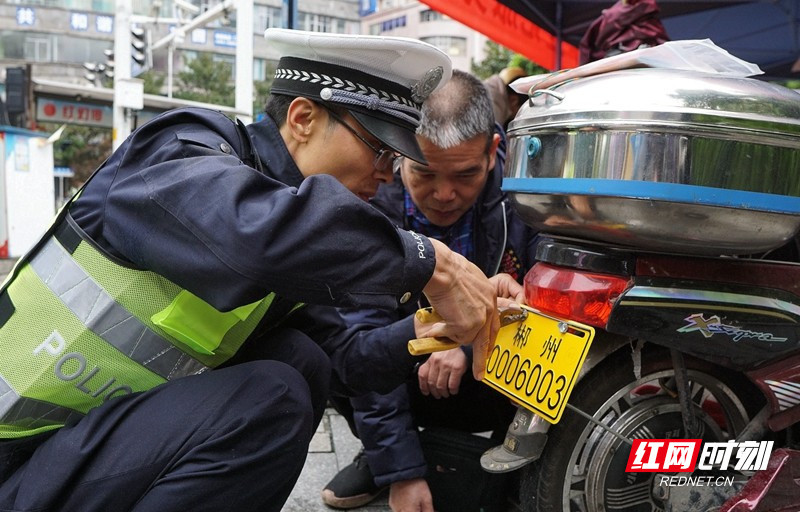 郴州电动车车主 十分钟即可现场办理电动自行车登记上牌