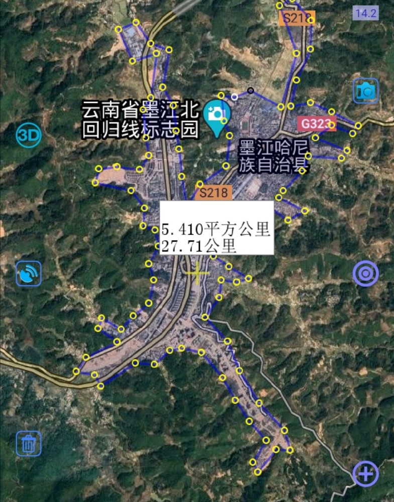 墨江县位于普洱市的东北部,城区建在山谷中,地势比较陡,周围都是大山