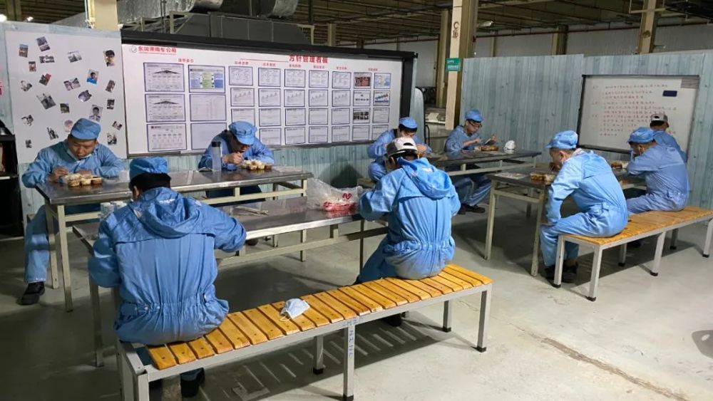 复工后的东风工友这样吃饭,组织纪律真不一般!