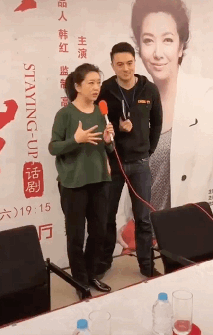 江珊出席活动素颜被拍 路人:还以为是孙悦吃