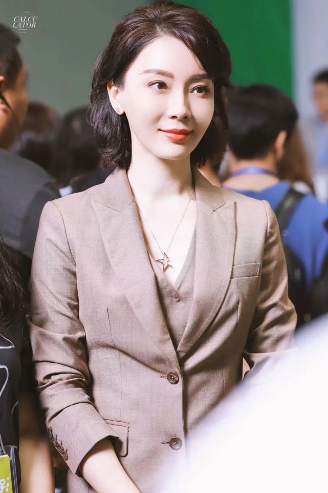 《完美关系》斯黛拉靠它穿出专业气质,俘获年下男,开启大女人剧本.