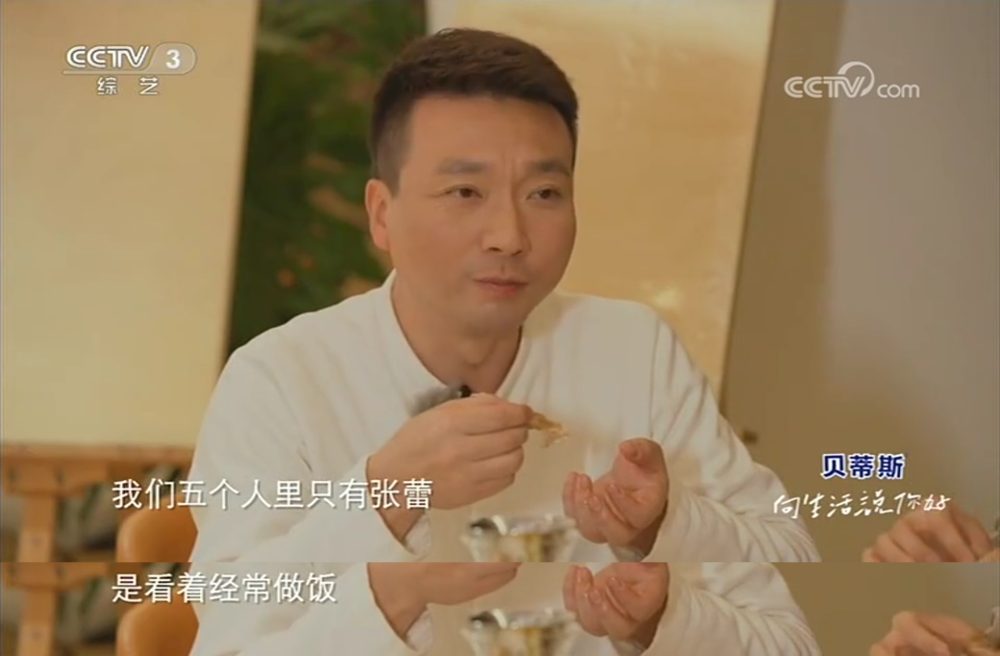 尼格买提让康辉李思思张蕾深夜冒险跟家人电话表白,结果一个比一个甜