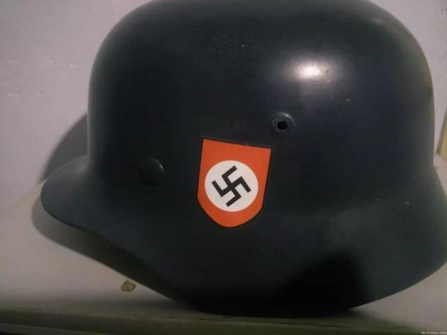 图15:党卫军钢盔左侧的纳粹党党徽,这是纯黑色底色钢盔图16:党卫军
