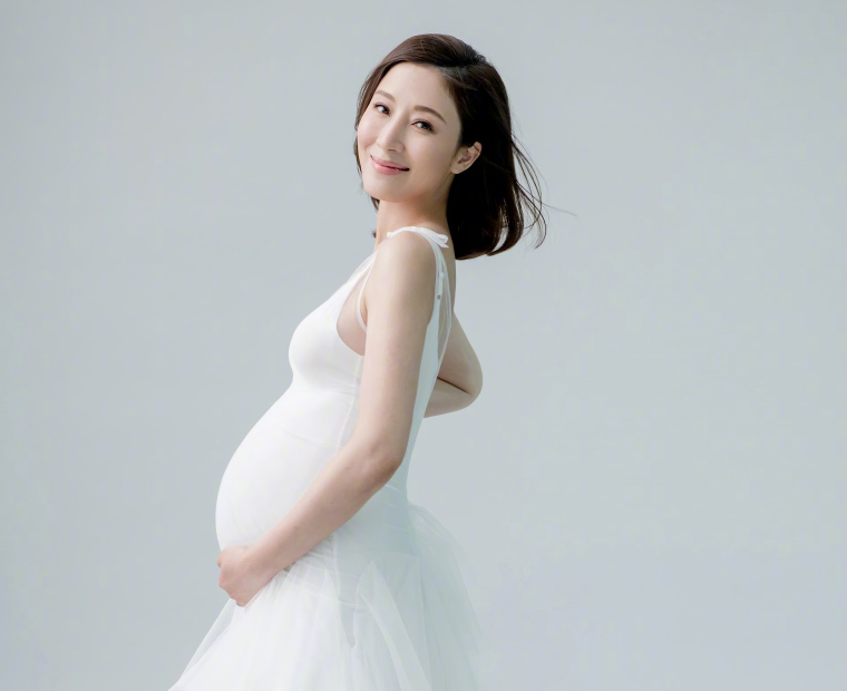 这一位女明星的名字叫做杨怡,而且晒出的孕照中看起来就只有肚子胖了