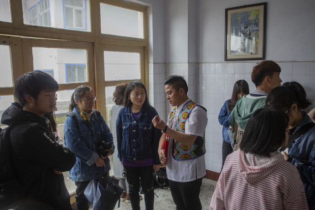 刘守红 在湖北民族大学与学生交流传承"肉连响 的感受.