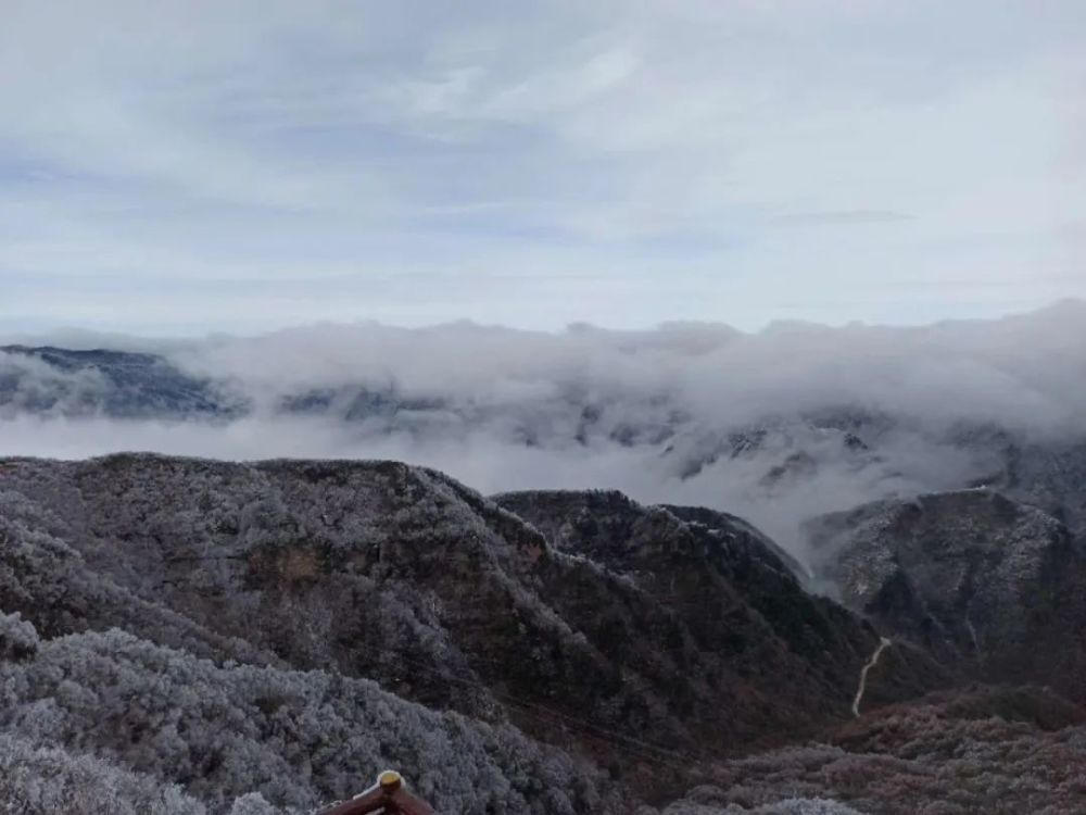 3月29日 南江光雾山迎来春季第一场降雪 景区内香炉山笼罩在茫茫白雪
