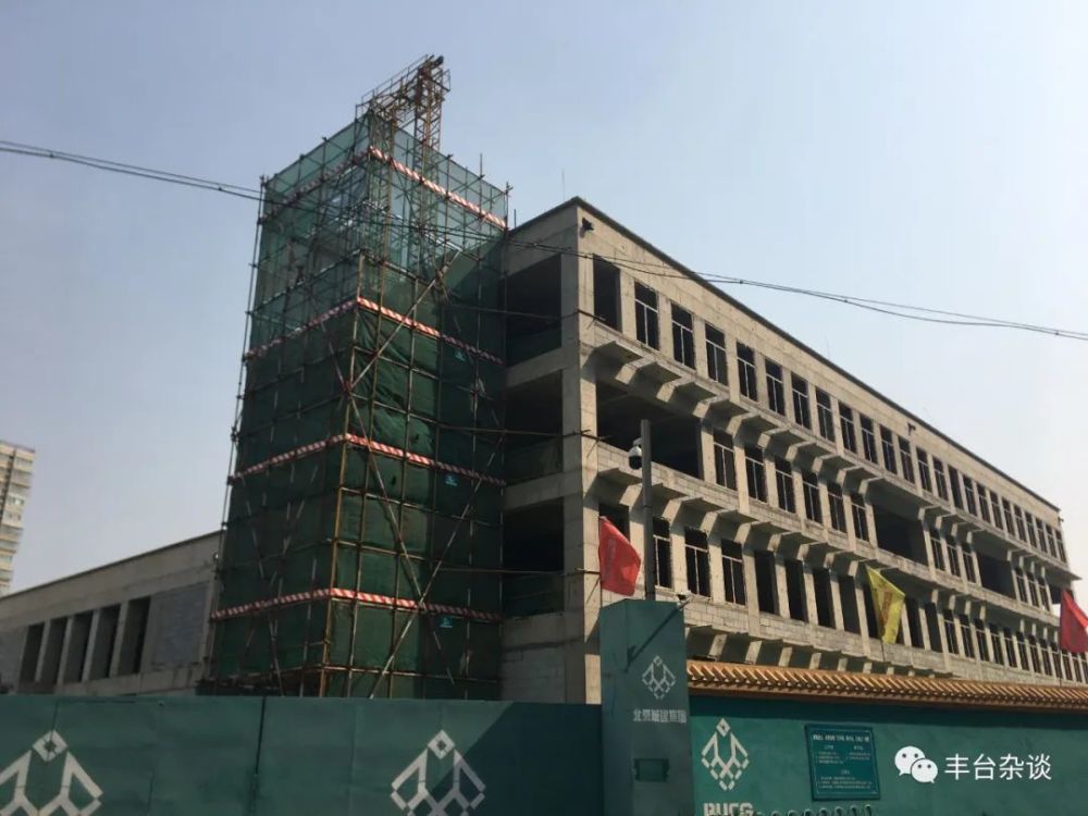 北京十中槐树岭校区项目建设地点位于丰台区长辛店槐树岭 2 号,项目