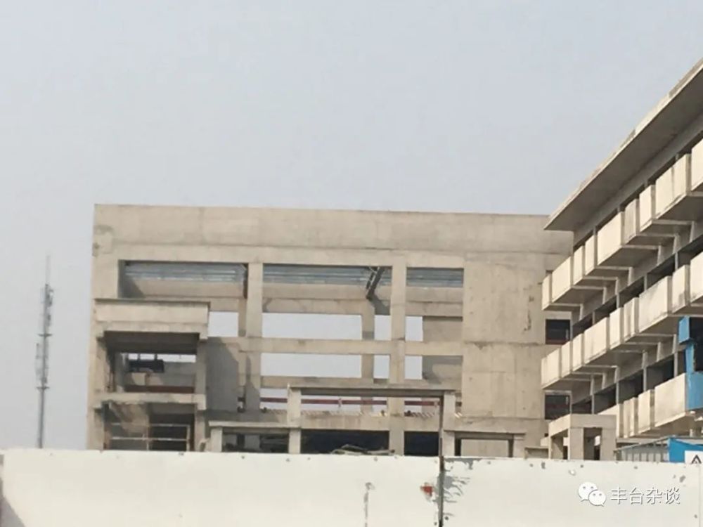北京十中槐树岭校区项目建设地点位于丰台区长辛店槐树岭 2 号,项目