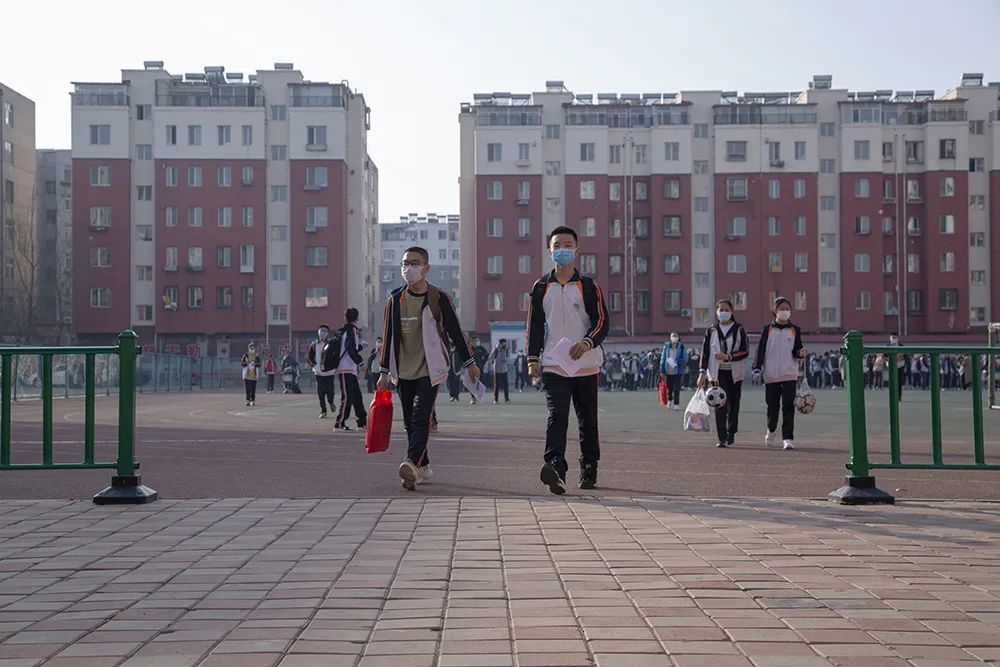 赤峰第六中学复课第一天,学生们走进校园.