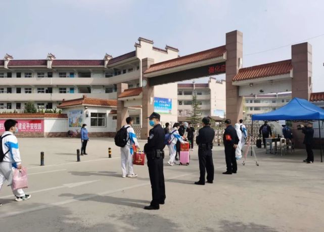黄陵中学高三学生开学复课
