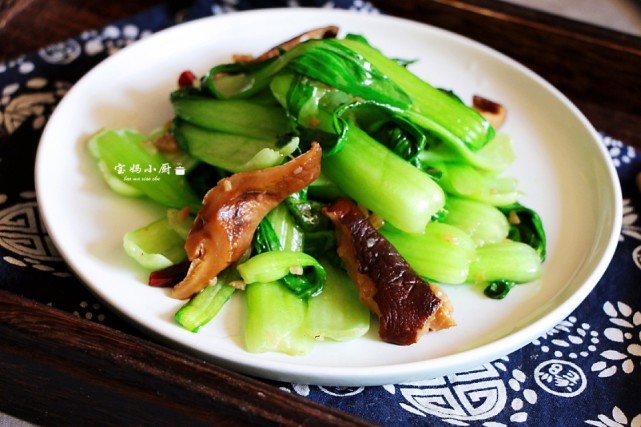 【香菇素烧嫩油菜】 食材:泡软的干香菇,小油菜,大蒜,干辣椒段,植物