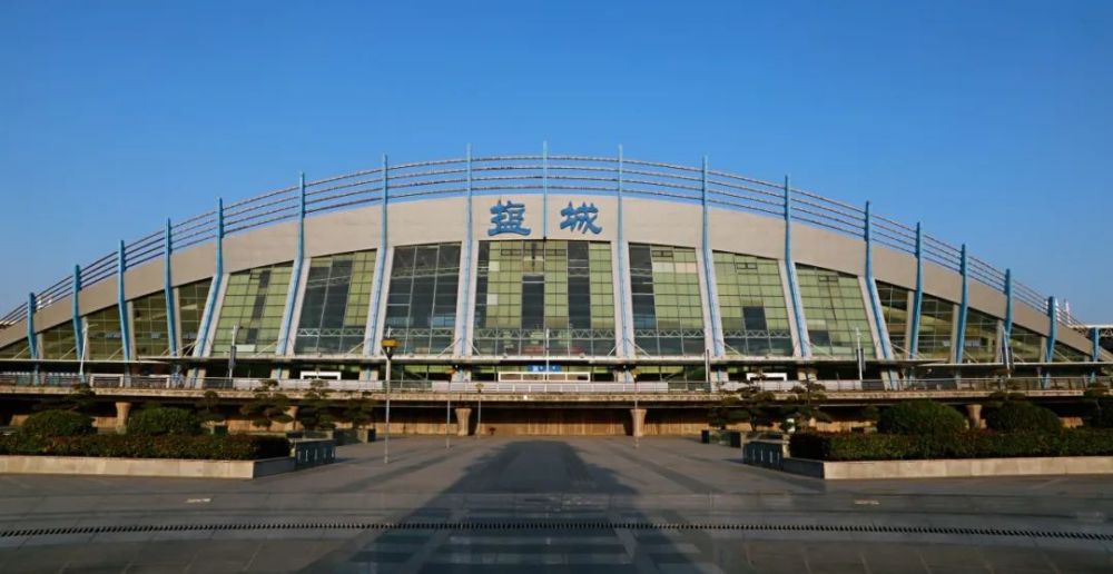 盐城站占地面积111620平方米, 建筑面积为10603平方米, 站房设计承载