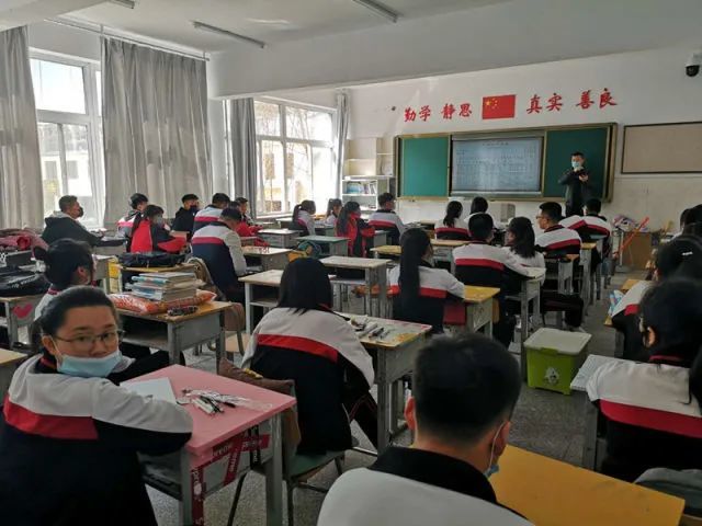 天山一中召开了学生家长会,开始为学生上课