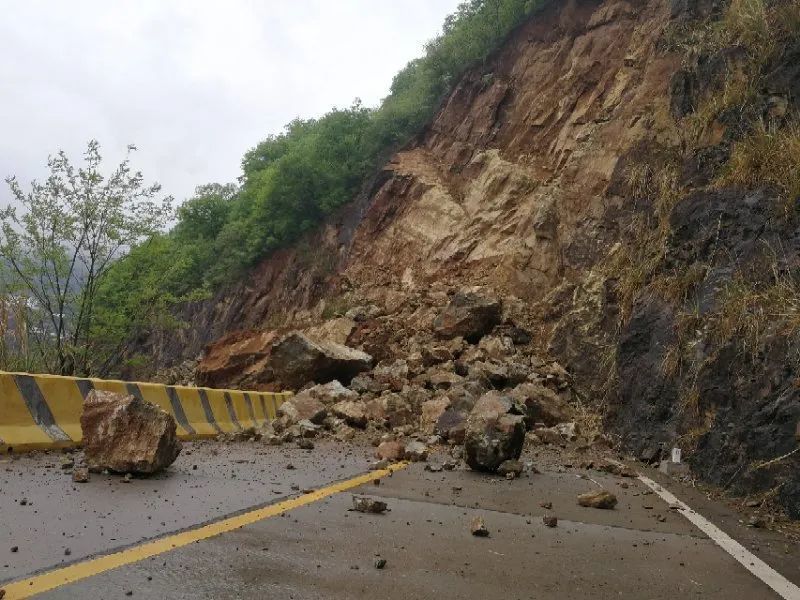 g348武大线秭归境山体坍塌,公路部门紧急抢通!