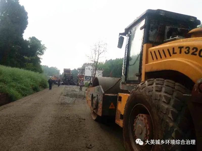 图为g350太吉二号桥至团结段水稳层调平 供稿:大英县交通运输局 来源