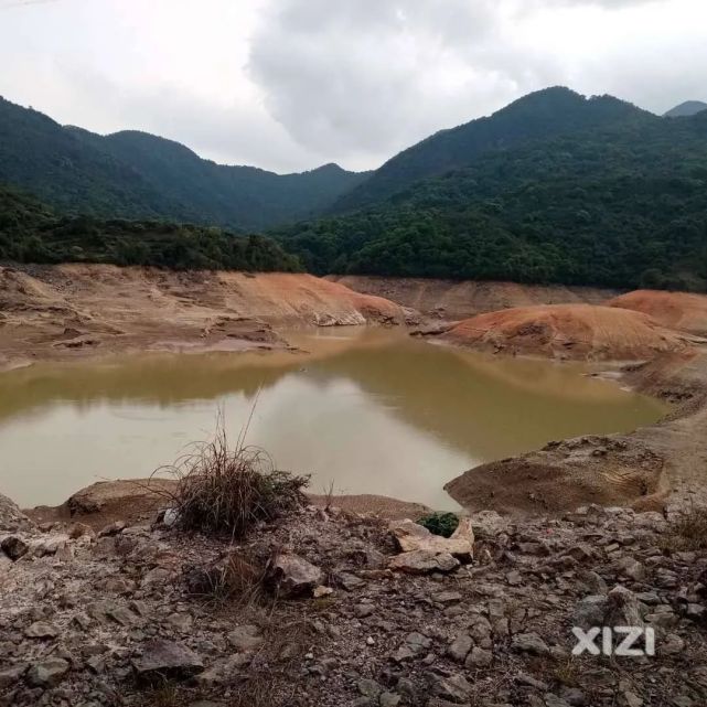 镇隆碗窑水库的土地都开裂了