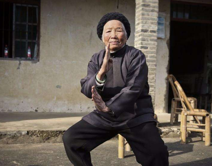 80岁老奶奶展示鹰爪拳法，功夫甚是厉害，高手在民间！
