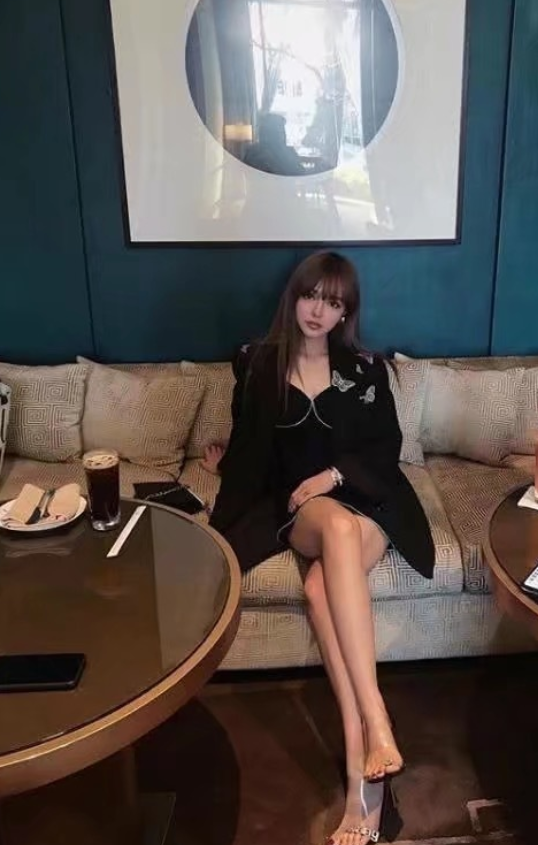 周扬青穿黑裙大秀身材筷子腿细长白皙双腿间无一丝缝隙