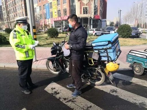 民警检查摩托车驾驶人证件. 民警检查摩托车驾驶人证件.