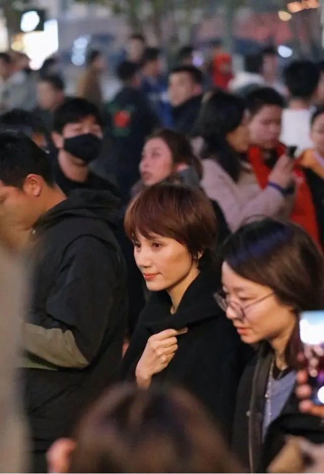 袁泉瘦的颧骨突出气质也跟着消失放人群里一点不起眼