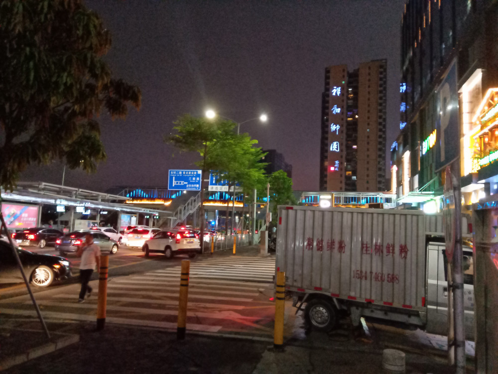 深圳龙华富士康附近街道美丽的夜景,夜色下的街头风光