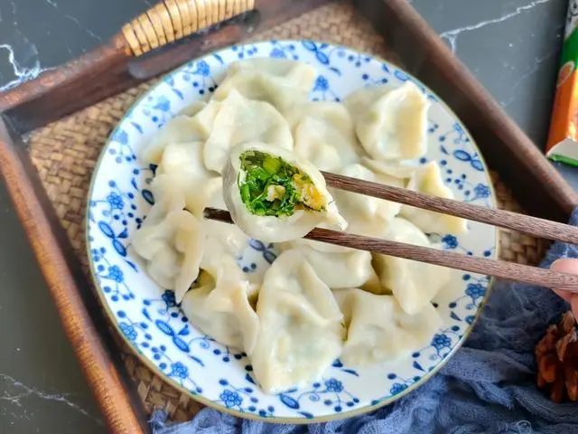 【茴香鸡蛋馅饺子】---准备食材:茴香菜400克,鸡蛋200克,盐适量