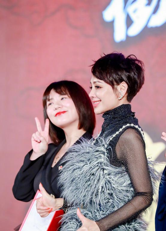宁静真适合短发造型,穿吊带"羽毛"裙气场依旧强大,太迷人了