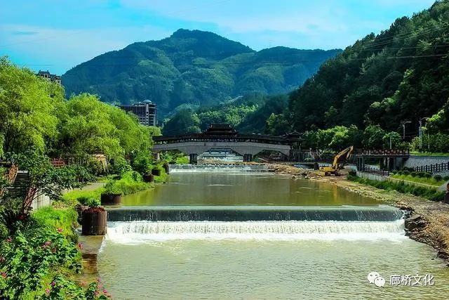 景宁鹤溪河上的廊桥,一座桥,便是一处风景