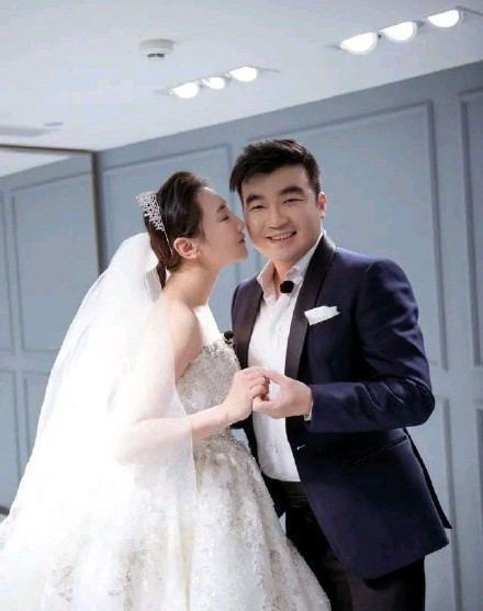 王洋穿婚纱_王洋穿泳衣图片(3)