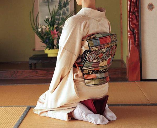 在我国唐朝的时候,日本曾经派遣使节来我国学习文化,顺带着跪拜礼也学