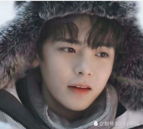 关晓彤侯明昊新剧剧照曝光,片场牵手太甜蜜,网友:鹿晗