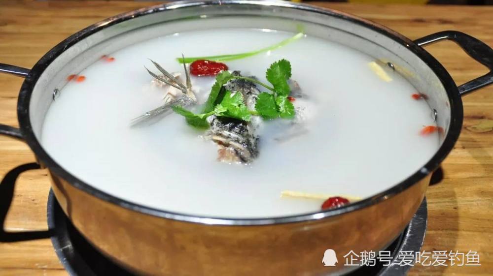 奶汤咸鲜,味道比较独特.盛具为紫铜火锅,有1300 余年历史.