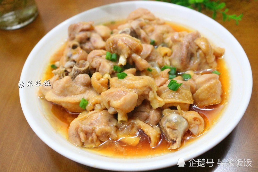 这样蒸出来的鸡肉特别嫩,口味清香,滋味清淡,美味滋润,好吃不上火