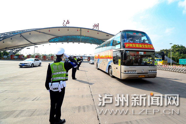 牟科 摄下午3点多,得知援助湖北的20名泸州医护人员将在泸州收费站下