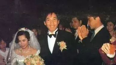 两人结婚20多年,生儿育女非常幸福.