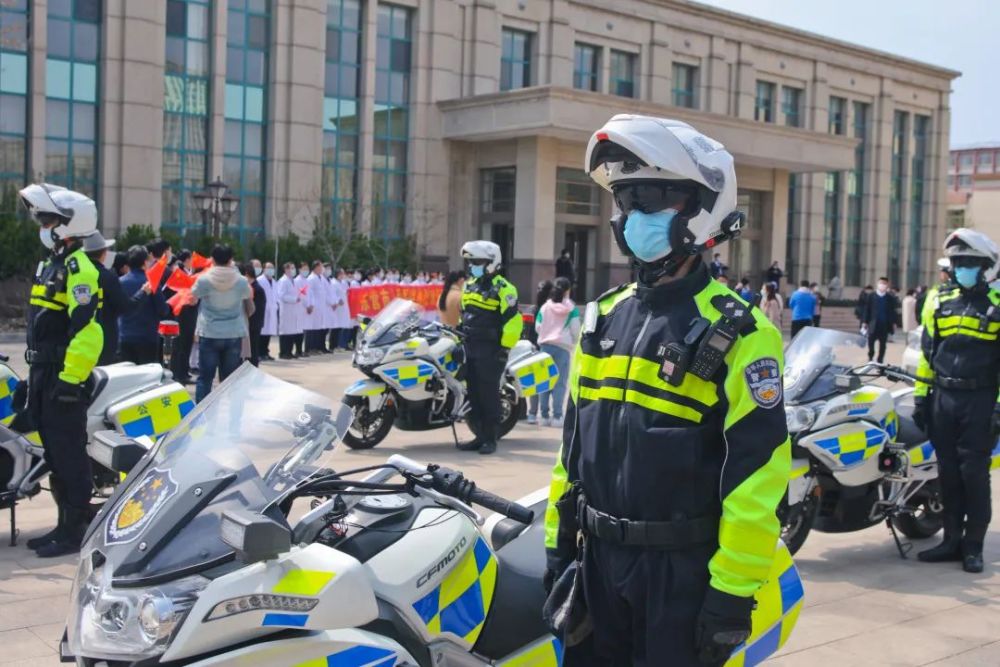 在东营经济技术开发区东三路 骑警队为返程医疗队护航,执勤交警