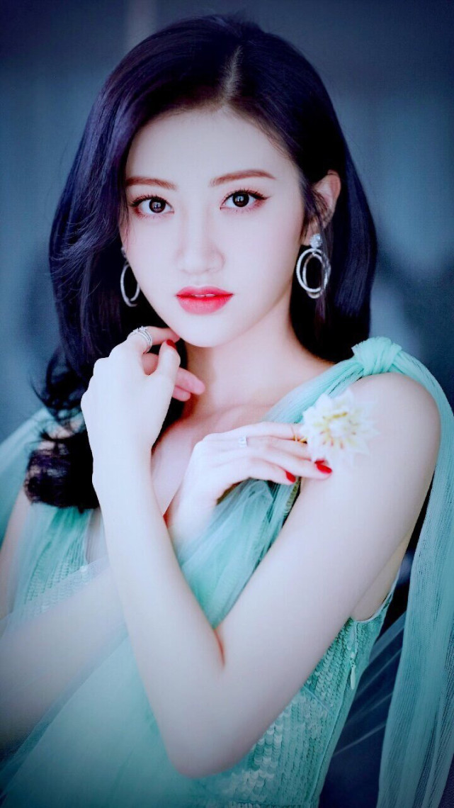 女明星景甜绿色长裙美丽大方写真图片
