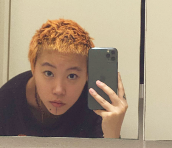 窦靖童晒自拍泰迪黄寸头霸气侧露但抢镜仍是下巴纹身