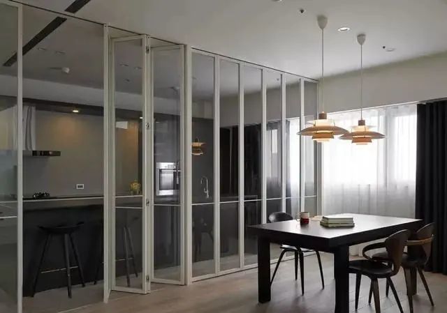 百叶门也可以用在厨房门上,颜值很高,而且通风效果好,但是百叶门清洁