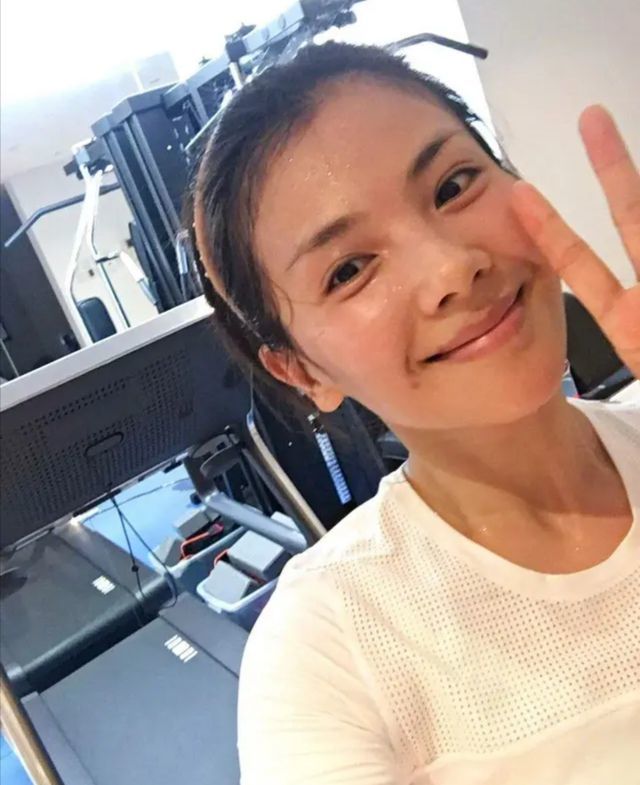 刘涛离开美颜和打光,暴露真实的蜡黄肤色,平时全是营销的好!