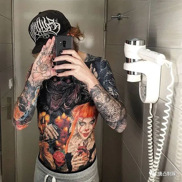 纹身的你,是否一样喜欢自拍?