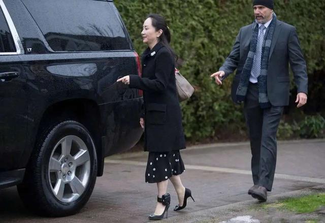 孟晚舟妹妹回国,隔离结束开心晒照,名媛闺蜜国外不戴