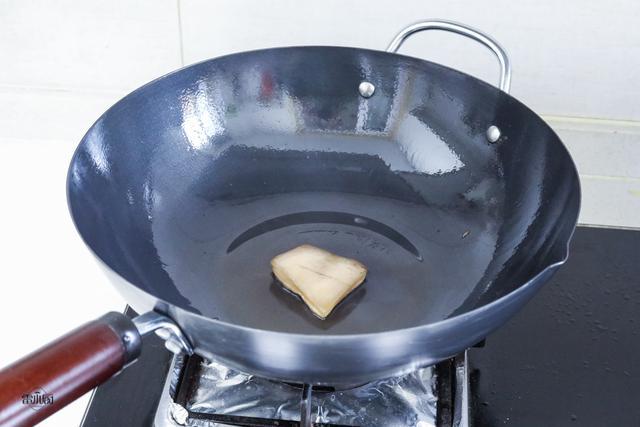 铁锅怎么开锅?教你方法,用多久都不粘锅不生锈,方法简单又实用