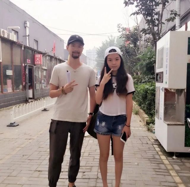 李咏17岁女儿晒自拍,穿灰色吊带衫,长发飘飘清纯可人
