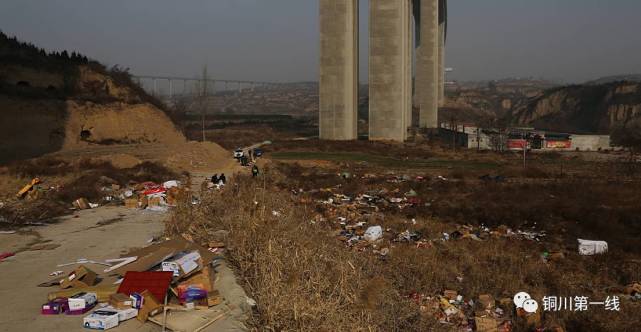 西安一半挂车撞上水泥护栏 11吨快递从高架桥