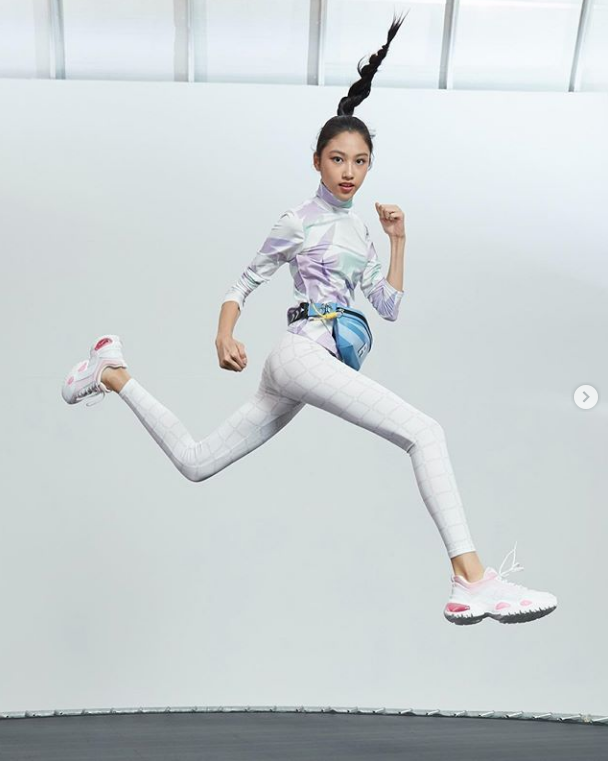 任晴佳还借助蹦床在空中秀出一字马,满屏大长腿抢镜十足,身材也是太好