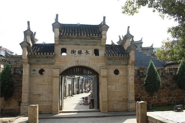 长胜街位于红安县七里坪镇,在大革命时期长胜街成为鄂豫皖苏区根据地
